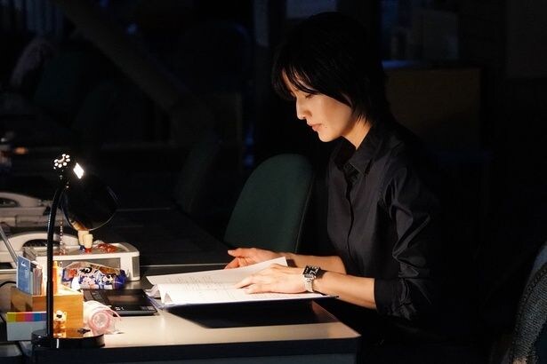 明日香(橋本愛)は過去の記憶を頼りに桜子(大後寿々花)の居場所を探す