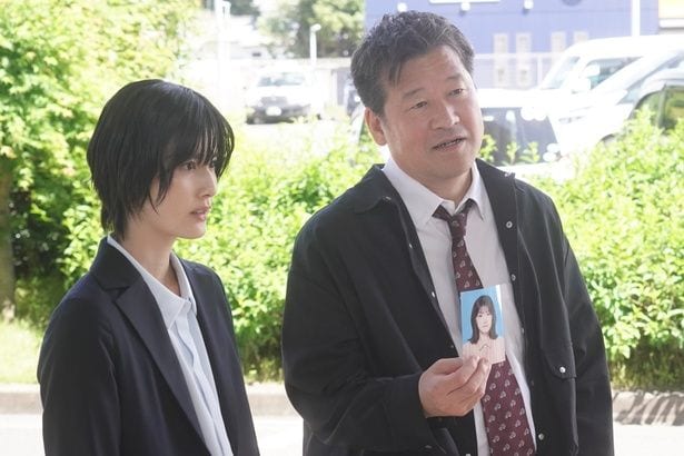 橋本愛“明日香”、佐藤二朗“誠”にも秘密にしていた“タトゥーの跡”と非行の過去に「意外過ぎ！」と衝撃の声＜夫婦別姓刑事＞
