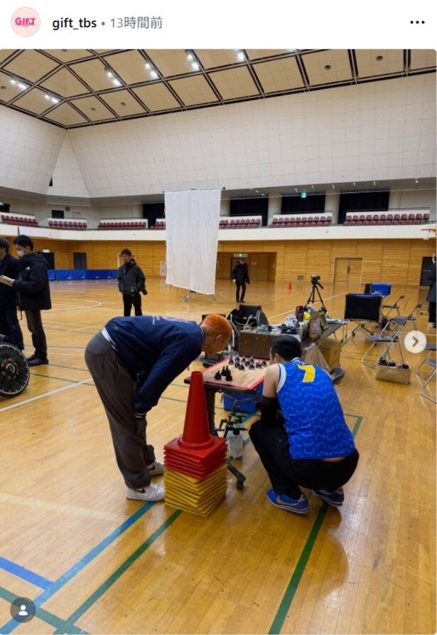 【写真】八村倫太郎“中山”＆ノボせもんなべ“久保田”、ミニフィギュアを真剣に見つめる様子
