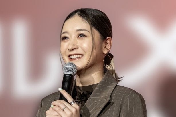 みちょぱ、“季節外れ”のふわふわファー×きらめくアイメイクの幻想的な姿に「お美しい」「魅力的」の声