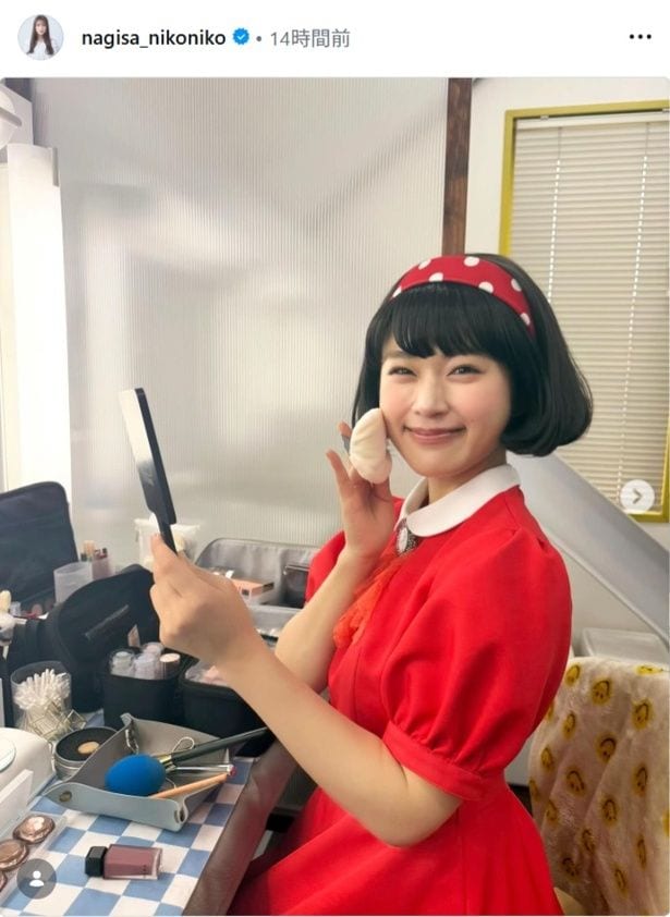 【写真】渋谷凪咲、水玉カチューシャ×赤ワンピースの“昭和アイドル風”衣装