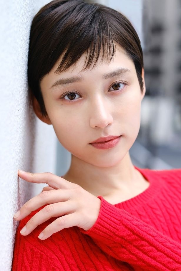 川崎玲奈(かわさき・れいな)役の白本彩奈