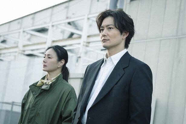 手がかりを求め街を歩く真(岡田将生)と晴子(井川遥)