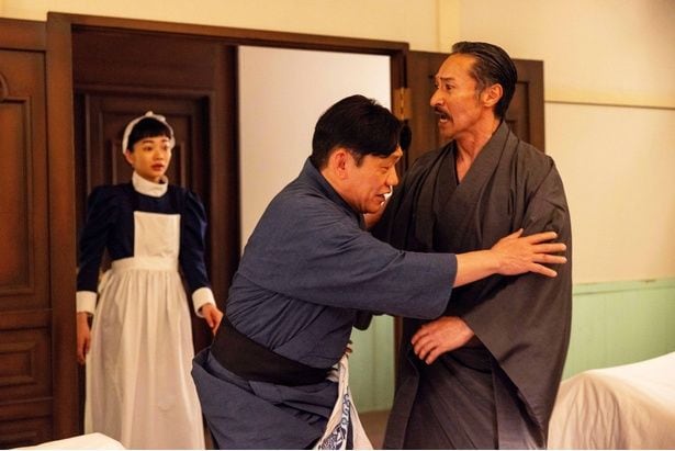 用務員・万作(飯尾和樹)、力づくで取り押さえる意外なギャップを見せる