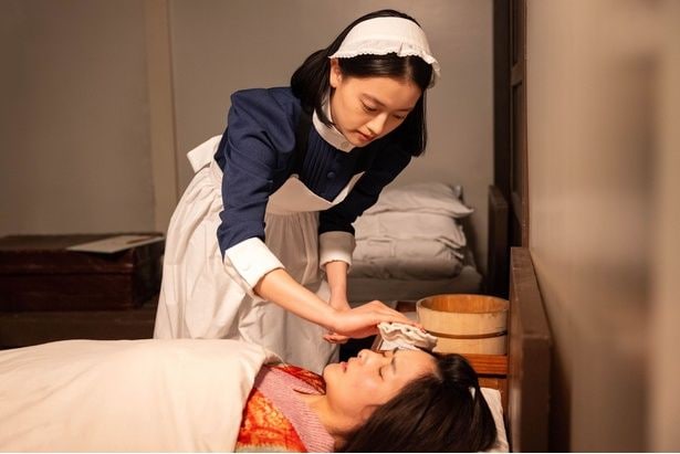 夕凪(村上穂乃佳)の看護をする直美(上坂樹里)
