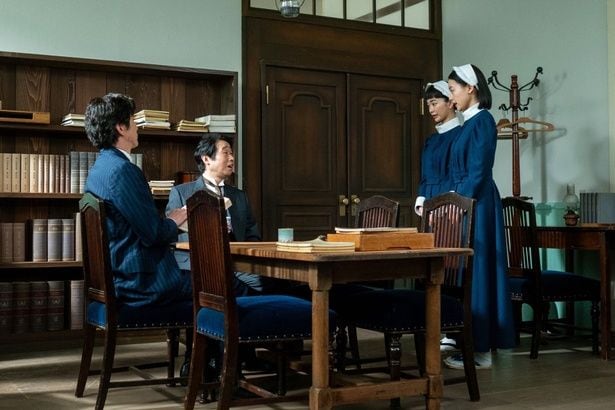 りん(見上愛)と直美(上坂樹里)は新たな実習先・内科へと向かう