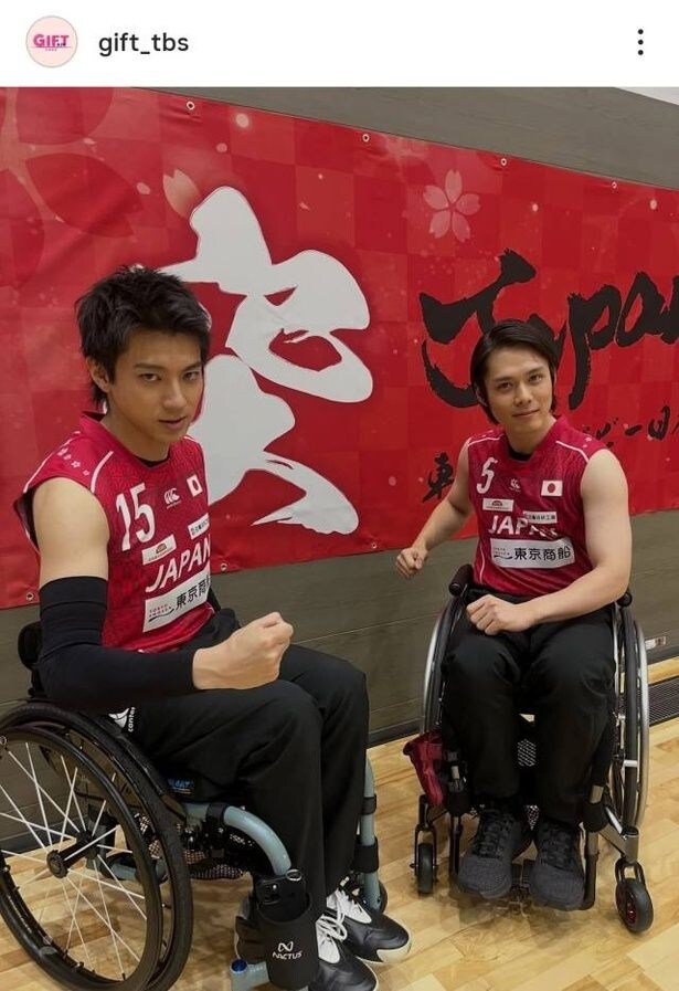 【写真】山田裕貴&細田佳央太、“日本代表”2人のガッツポーズショット