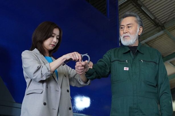 美青(優香)は緑川(北大路欣也)に手錠をかける