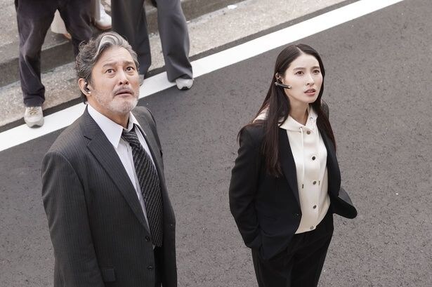 桃子(土屋太鳳)と須黒(横田栄司)は目立ちすぎる“一番星”を眺める