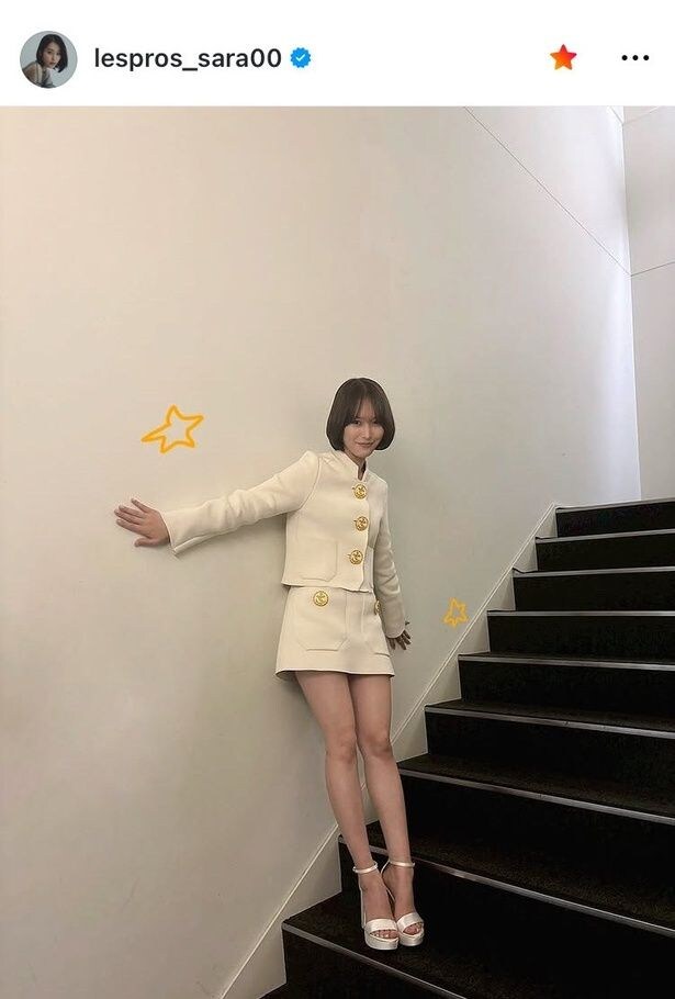 【写真】南沙良、アイボリーセットアップ×美脚姿