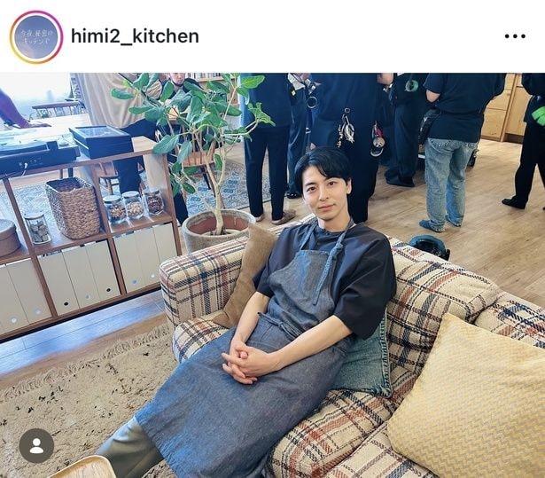 【写真】高杉真宙、ソファに全幅の信頼…私服エプロンを着用したリラックスモードのオフショット