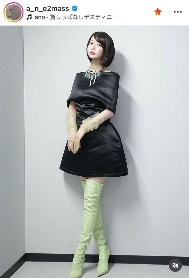 【写真】あの、黒ミニドレス×ブーツの“腰の位置が高い”美脚姿