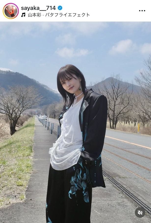 【写真】山本彩、冷たい空気を切り裂く白黒コーデ