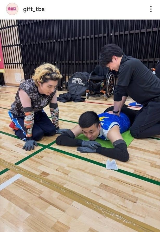 【写真】マッサージ中のノボせもんなべを見つめる本田響矢