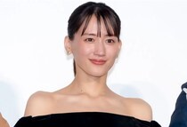 静かな色気がにじむ…綾瀬はるか、白ノースリーブで二の腕ラインに釘付けの未公開写真に「魅力的」の声