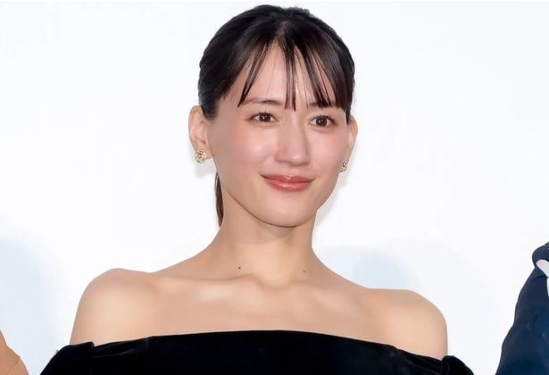 静かな色気がにじむ…綾瀬はるか、白ノースリーブで二の腕ラインに釘付けの未公開写真に「魅力的」の声