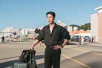 “密着ハグ”に視聴者キュン…イ・ジェウク＆シン・イェウンの“ドタバタケミ”に「無邪気過ぎるでしょ！」＜孤島のエリートドクター＞