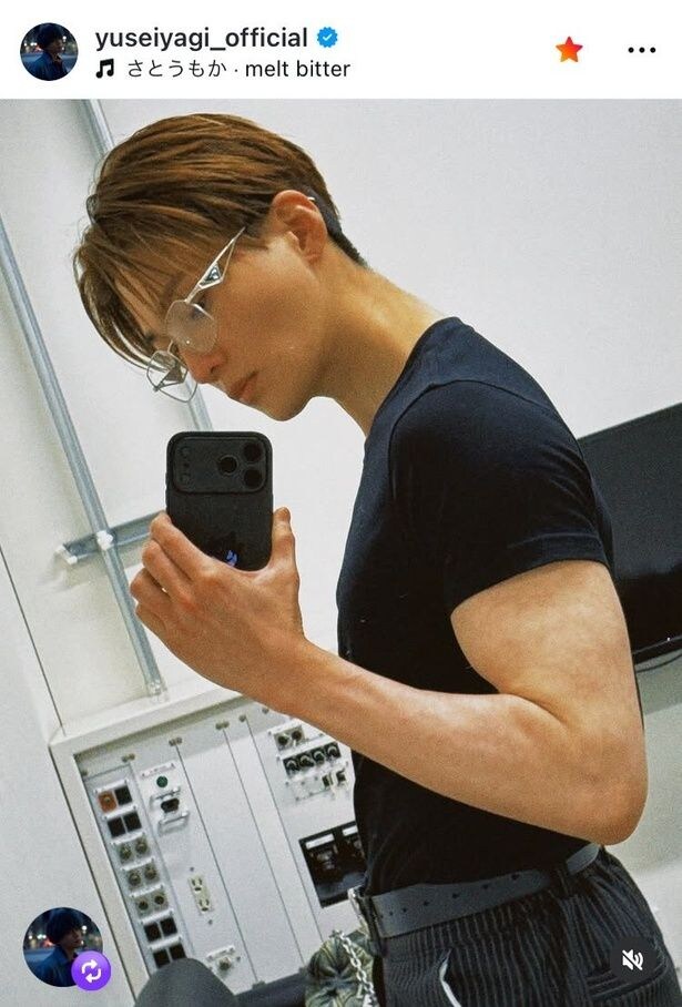 【写真】肌に浮かぶ筋肉線…八木勇征、自撮りメガネショット
