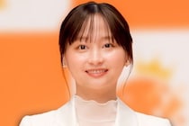 “透明感”と柔らかな微笑みで魅了…影山優佳、襟元からのぞく“鎖骨ライン”姿に岡本夏美ほか「いいね！」