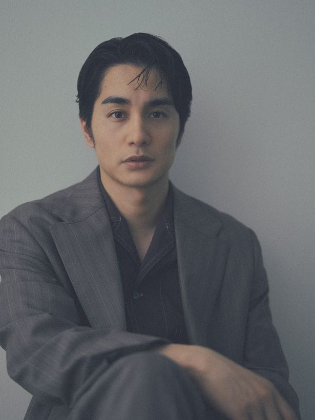 夜ドラ「ミッドナイトタクシー」に出演中の中村蒼にインタビューを実施