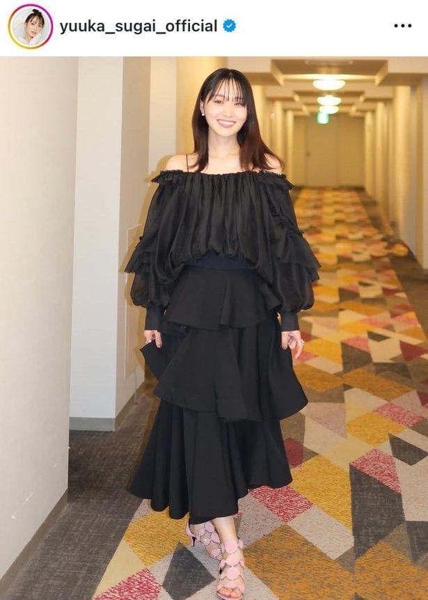 【写真】オフショルからのぞく素肌…菅井友香、首筋から美デコルテ×美肩輝く姿
