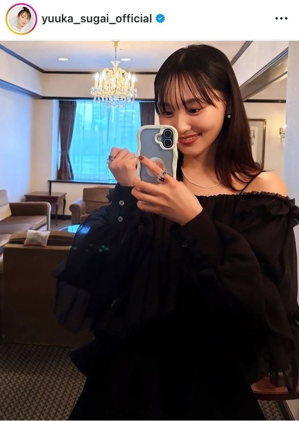 菅井友香、黒のオフショルを着て笑顔満面の自撮りショット