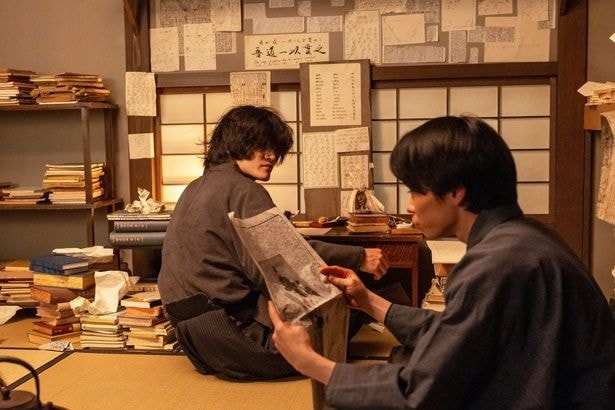 シマケン(佐野晶哉)、アドバイスをする槇村(林裕太)を睨みつける