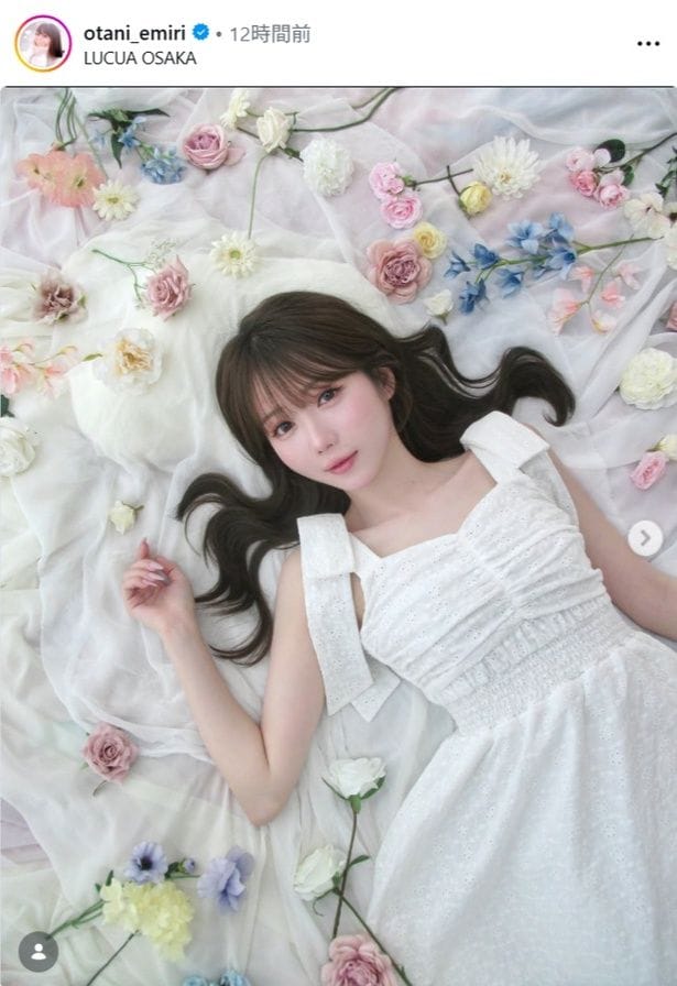 【写真】=LOVE・大谷映美里、花が散りばめられたレースに横たわる“眠り姫”のような姿