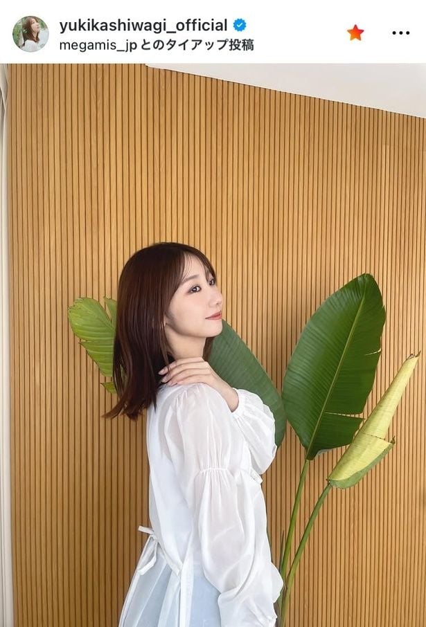 【写真】肩越しラインが美しすぎる…柏木由紀、伸ばしかけブラウンヘア姿