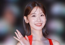肩越しラインが美しすぎる…柏木由紀、伸ばしかけブラウンヘア姿に「透明感がありすぎてまるで天使だ」