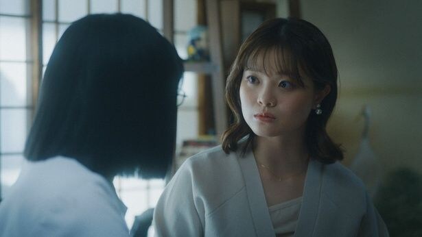 るな(原菜乃華)の甘い話に乗ってしまう和葉(道上珠妃)