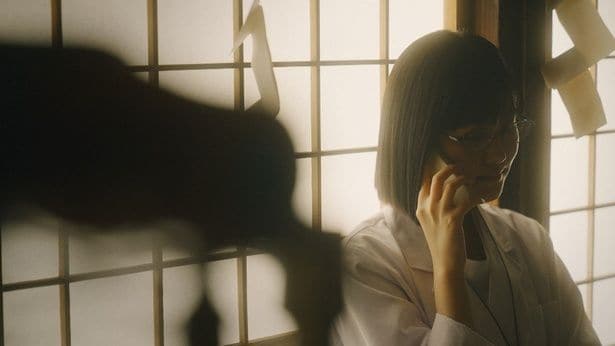 るな(原菜乃華)は茂木(正名僕蔵)からケンショー(窪塚愛流)の様子を聞く