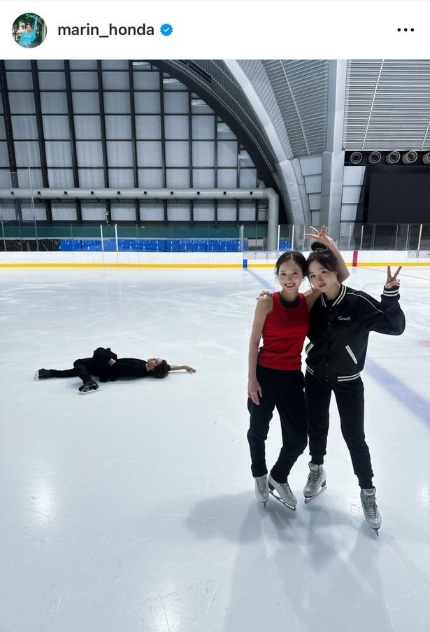  【写真】本田望結＆真凜の仲良し姉妹の後ろで宇野昌磨が横たわる…コミカル3ショット