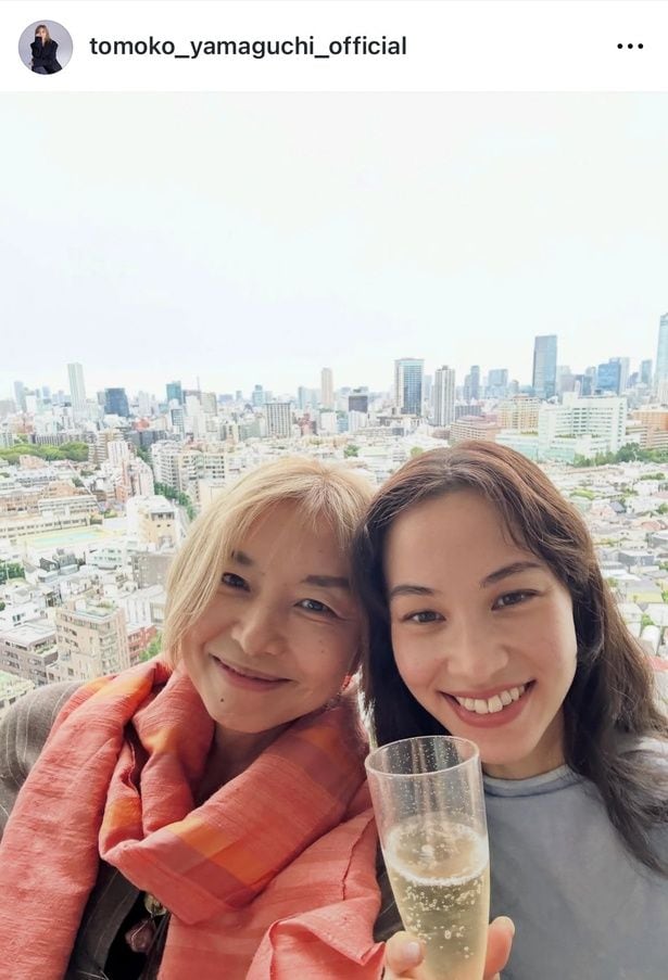 【写真】山口智子&水原希子、高層階の絶景を背景に密着笑顔2ショット