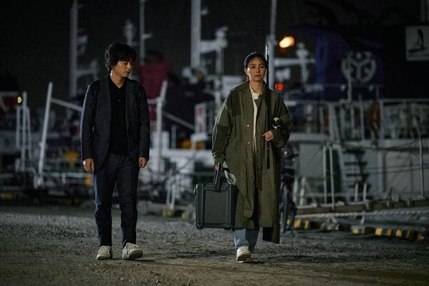 近所の港へ日常的に釣りへ出かける晴子(井川遥)