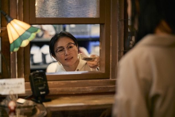 前の店主から質屋を引き継いだ晴子(井川遥)だが、店内にはニセ物などワケアリ風な商品も点在