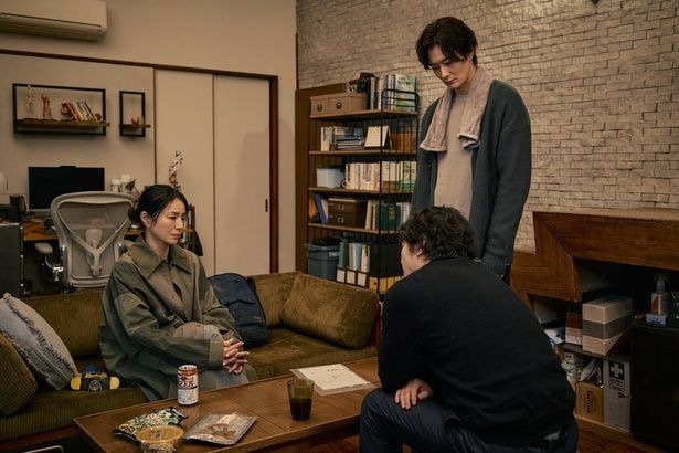 田鎖兄弟の自宅を訪ね、頼まれていた情報について話す晴子(井川遥)