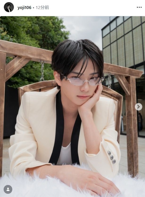 【写真】岩瀬洋志、頬杖つき見つめる姿が絵になる…