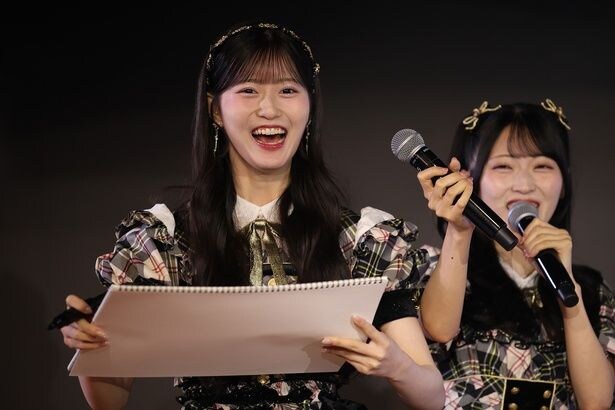 「THREE CONCEPTS LIVE」を英語で書くことになった八木愛月(写真左)