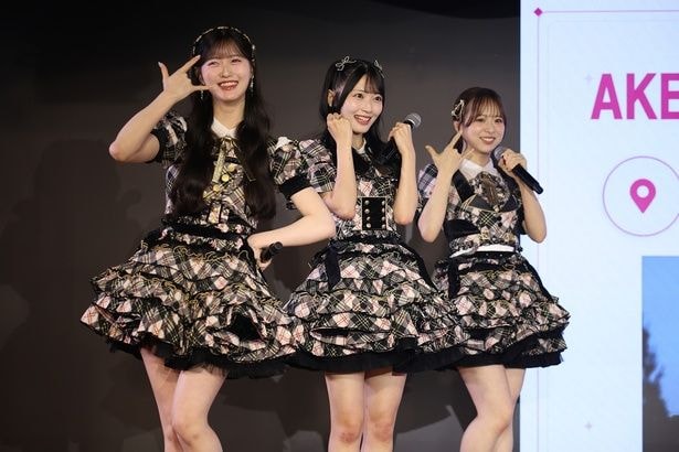 コンサート会場がKアリーナ横浜と発表され、Kポーズで喜ぶメンバーたち