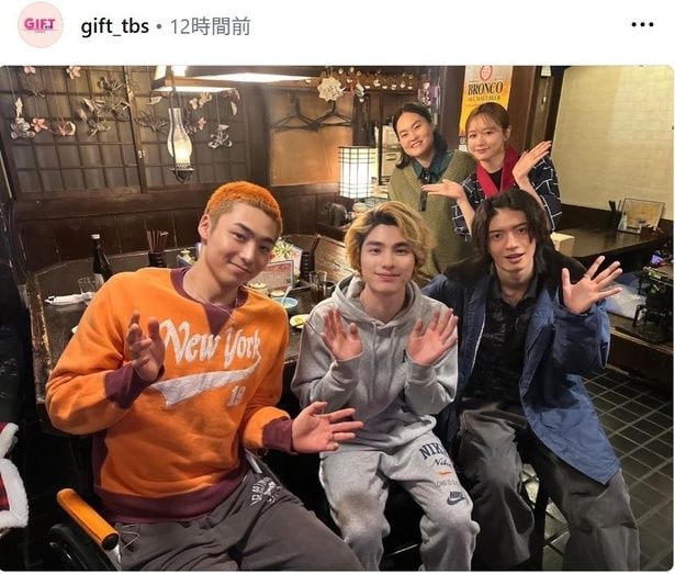【写真】本田響矢＆杢代和人＆八村倫太郎ら出演者の居酒屋オフショット