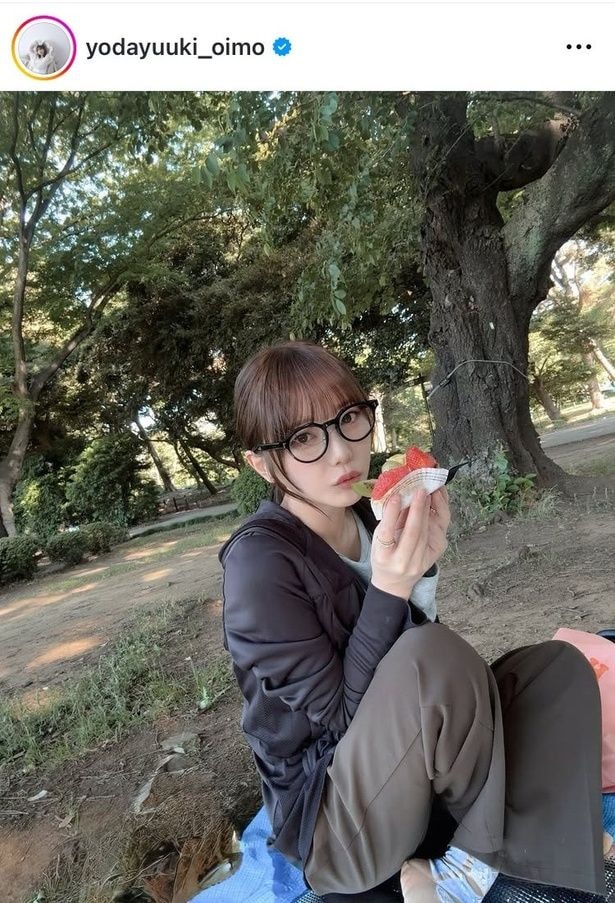 【写真】与田祐希、黒縁メガネ×フルーツケーキ姿の美白美顔カット