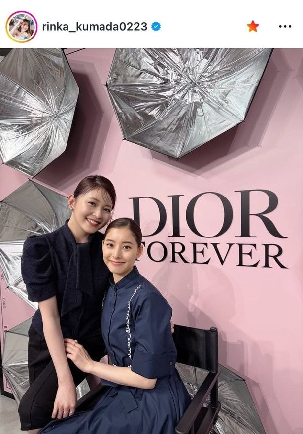 【写真】久間田琳加、新木優子と寄り添う上品コーデ姿