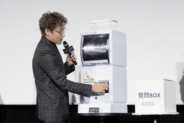 GENEガチャを回す小森隼