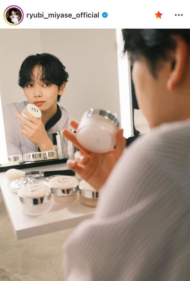 【写真】視線にドキリ…宮世琉弥、ウェーブパーマד漆黒”のつぶらな瞳が際立つ美顔