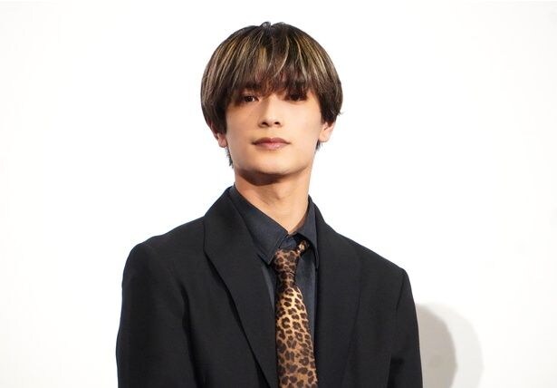 舞台あいさつに登場した高橋恭平