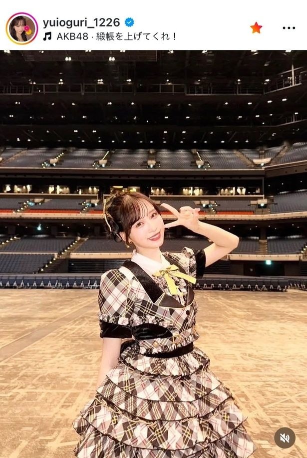 【写真】本番モードのキービジュ感…AKB48小栗有以、チェック柄で“頬ピース”の姿