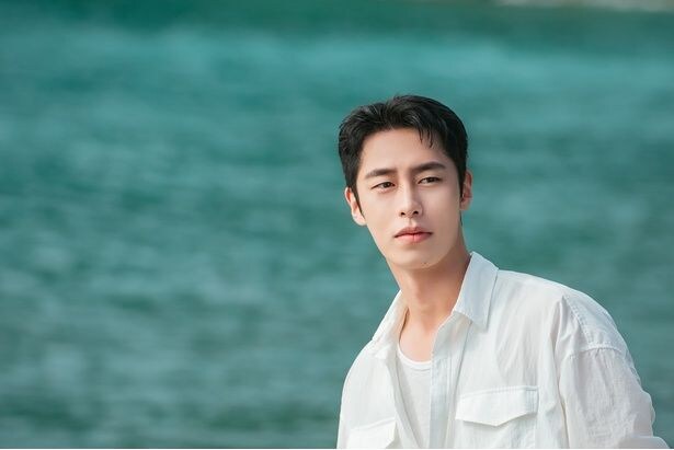 オリジナル韓国ドラマシリーズ「孤島のエリートドクター」に出演するイ・ジェウクとシン・イェウンのインタビューが公開された