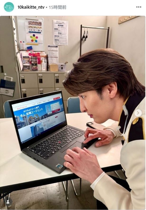 【写真】松岡卓弥、真剣な表情でパソコンに向かうオフショット