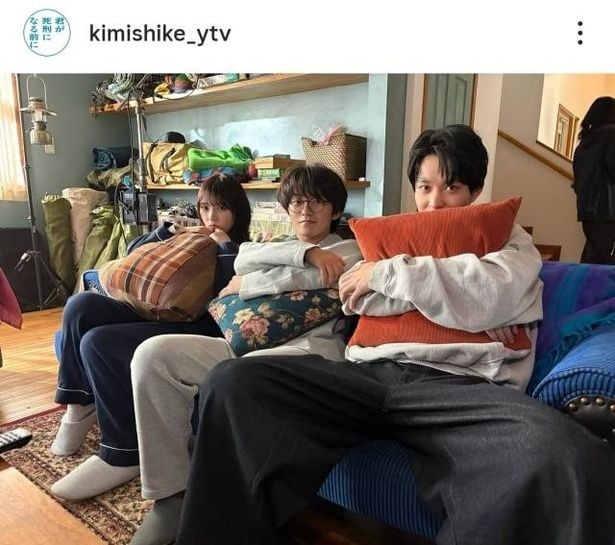 【写真】加藤清史郎&与田祐希&鈴木仁、クッションを持ってソファに座るかわいいスリーショット